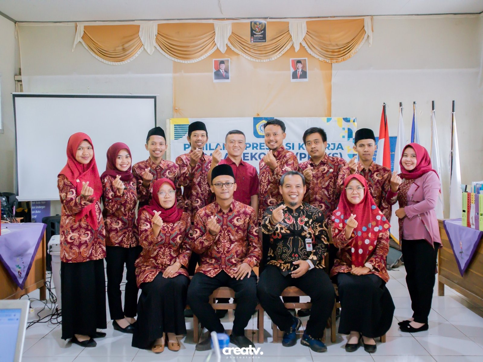 Guru dan tenaga kependidikan SMK YPIA Cimanggu