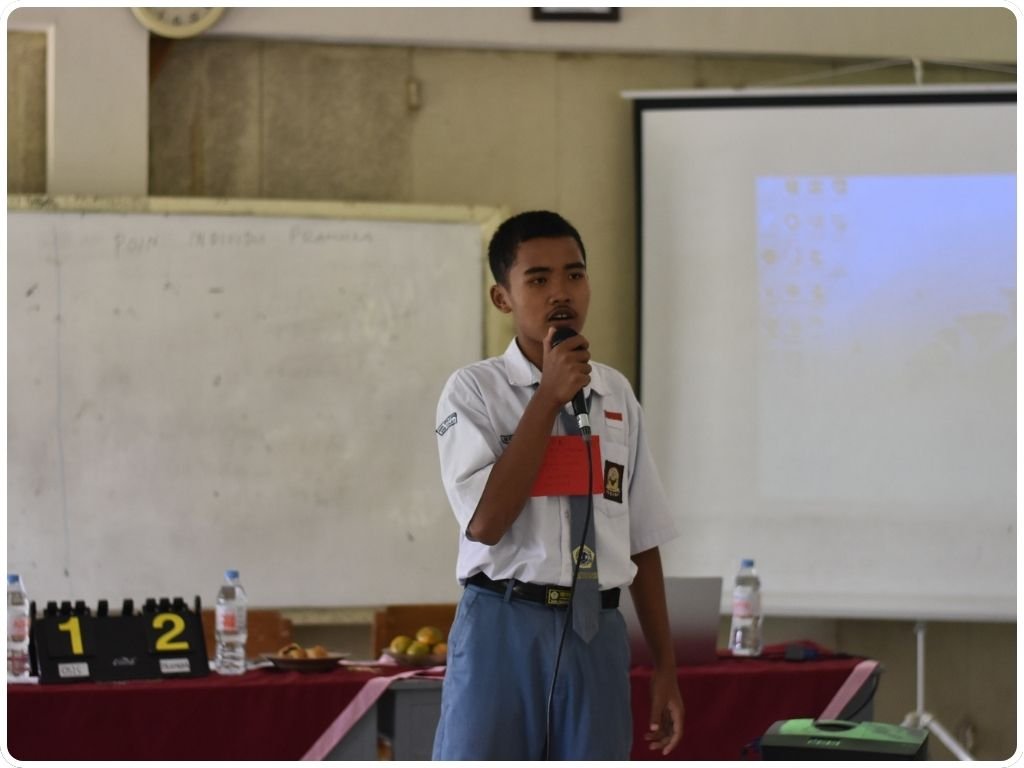 siswa melalukan praktik personal branding dalam acara workshop kewirausahaan personal branding